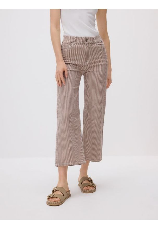 Reserved - Jeansy culotte w paski - beżowy. Kolor: beżowy. Wzór: paski