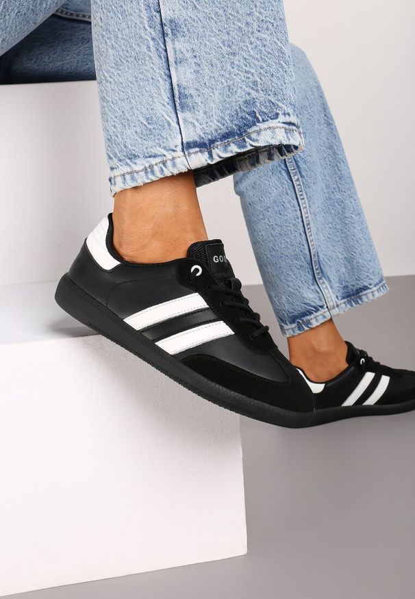 Renee - Czarne Sneakersy ze Skóry Naturalnej na Płaskiej Podeszwie Wykończone Paskami Navinda. Okazja: na co dzień, na spotkanie biznesowe. Zapięcie: pasek. Kolor: czarny. Materiał: skóra. Obcas: na płaskiej podeszwie
