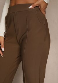 Renee - Brązowe Spodnie z Kantem i Imitacją Kieszeni Rearie. Okazja: na co dzień. Kolekcja: plus size. Kolor: brązowy. Styl: casual, elegancki #5