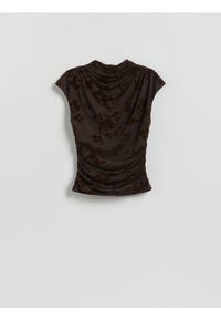 Reserved - Bluzka z drapowaniem - ciemnobrązowy. Kolor: brązowy. Materiał: dzianina