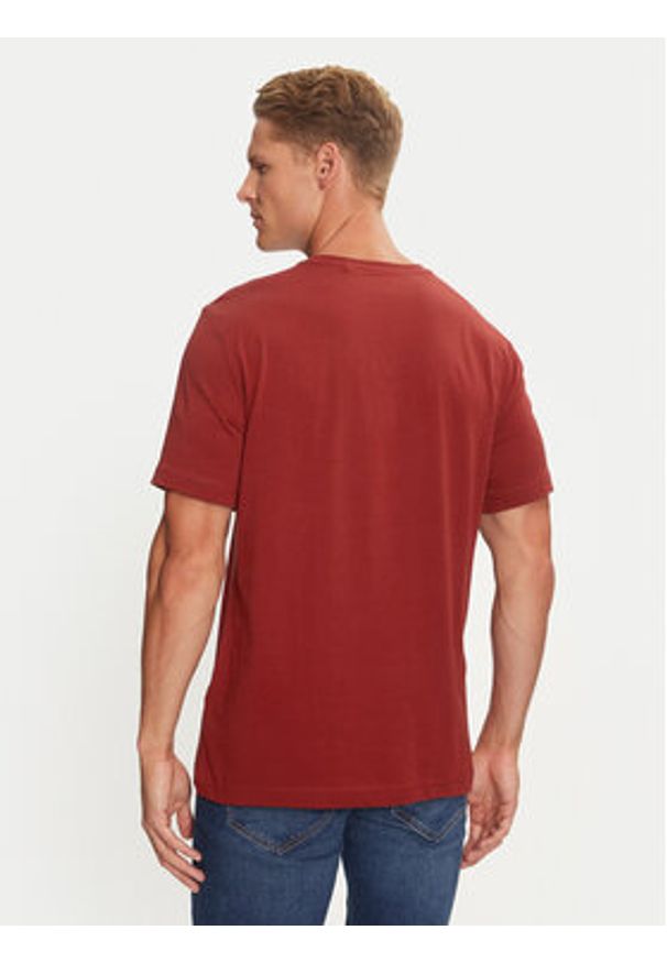 Mustang T-Shirt Austin 1014695 Czerwony Regular Fit. Kolor: czerwony. Materiał: bawełna