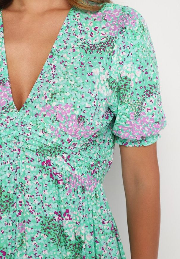 Born2be - Zielona Sukienka Midi z Głębokim Dekoltem i Gumką w Pasie z Wiskozy Arevik. Kolor: zielony. Materiał: wiskoza. Długość: midi