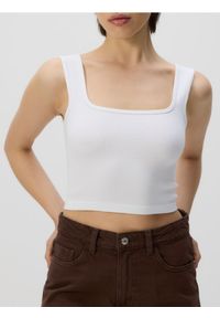 Reserved - Krótki top na ramiączkach - biały. Kolor: biały. Materiał: dzianina. Długość rękawa: na ramiączkach. Długość: krótkie #1