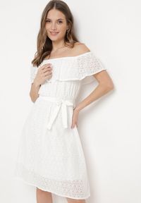 Born2be - Biała Sukienka Hiszpanka z Ozdobnym Haftem i Paskiem w Talii Perenna. Okazja: na co dzień. Typ kołnierza: dekolt hiszpanka. Kolor: biały. Wzór: haft. Styl: wizytowy, casual, elegancki #6