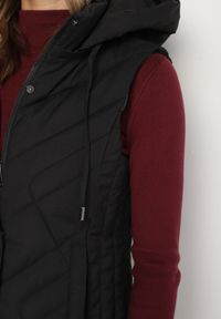 Born2be - Czarna Taliowana Kamizelka z Pikowanymi Przeszyciami i Kapturem Tuloria. Okazja: na spacer. Kolor: czarny. Materiał: jeans #6