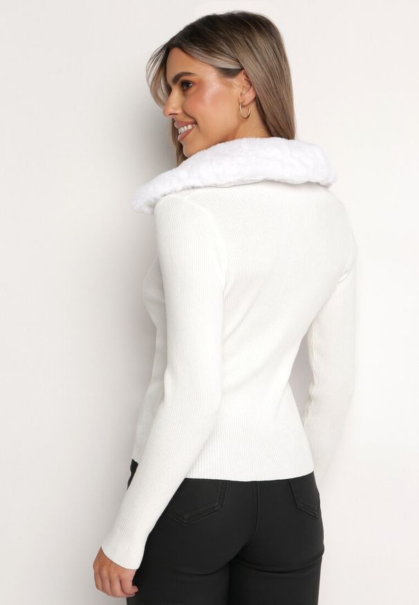Born2be - Biały Dzianinowy Sweter z Suwakiem i Futerkiem Delianna. Kolor: biały. Materiał: dzianina, futro