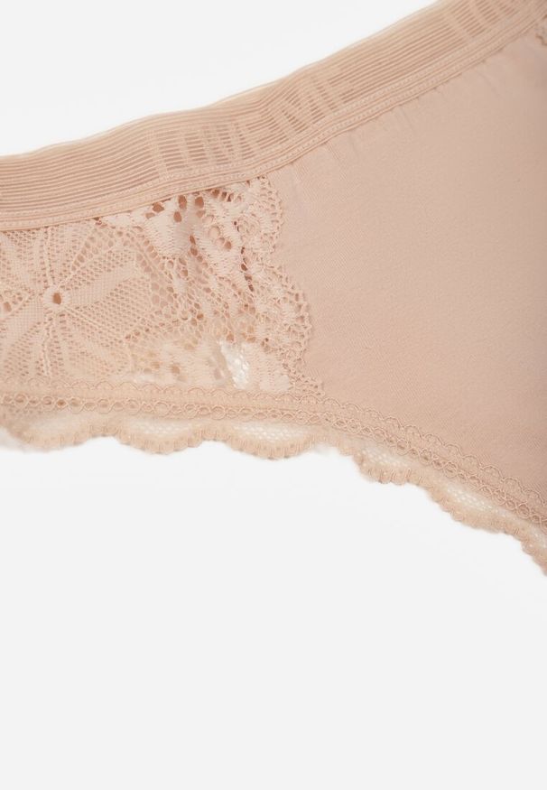 Renee - Beżowe Majtki Stringi Ozdobione Koronką z Bawełną Meniliphis. Kolor: beżowy. Materiał: bawełna, koronka. Wzór: aplikacja, koronka
