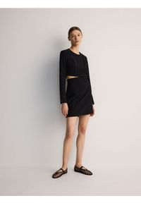 Reserved - Sukienka mini z wycięciem - czarny. Kolor: czarny. Materiał: tkanina. Wzór: gładki. Długość: mini