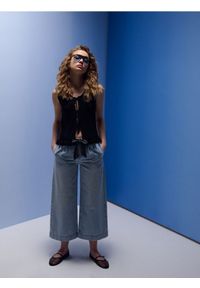 Sinsay - Spodnie jeansowe culotte z materiałowym paskiem - niebieski. Kolor: niebieski #1