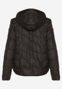 Born2be - Czarna Przejściowa Kurtka z Oryginalnym Pikowaniem i Kapturem Aruvitte. Okazja: na co dzień, na spacer. Kolor: czarny. Materiał: jeans, poliester. Styl: casual #3