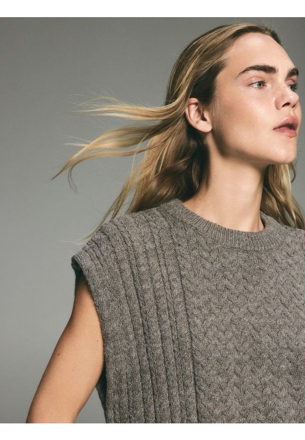 Reserved - Kamizelka z ozdobnym splotem - brązowy. Kolor: brązowy. Materiał: dzianina. Wzór: ze splotem