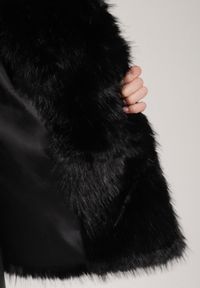 Born2be - Czarna Kurtka Futerko o Dwurzędowym Kroju Oversize Nevisa. Okazja: do pracy, na spotkanie biznesowe. Kolor: czarny. Materiał: futro. Sezon: zima, jesień. Styl: biznesowy #4