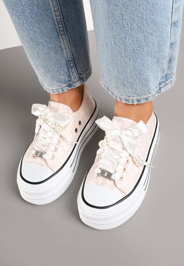 Born2be - Różowe Trampki na Grubej Podeszwie z Perełkami Korami. Okazja: na spacer, na co dzień. Zapięcie: sznurówki. Kolor: różowy. Materiał: jeans. Styl: klasyczny, casual, glamour, elegancki