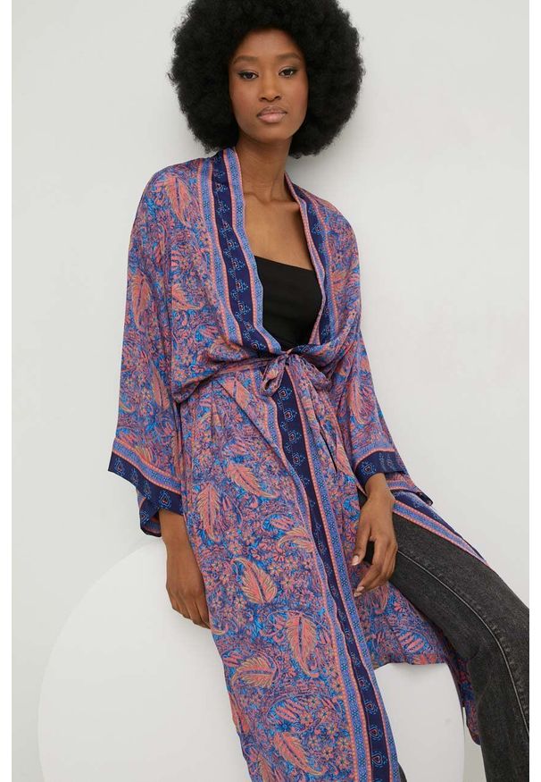 Answear Lab kimono z jedwabiem kolor niebieski. Kolor: niebieski. Materiał: jedwab