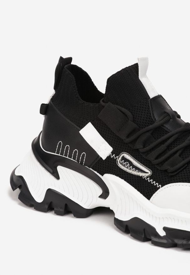 Renee - Czarne Sneakersy Kharena. Zapięcie: bez zapięcia. Kolor: czarny. Materiał: materiał. Szerokość cholewki: normalna. Wzór: aplikacja