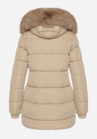 Born2be - Ciemnobeżowa Pikowana Kurtka z Kapturem z Futerkiem Nenadria. Okazja: na spotkanie biznesowe, do pracy, na co dzień. Typ kołnierza: kaptur. Kolor: beżowy. Materiał: futro. Wzór: aplikacja. Styl: casual, biznesowy #6