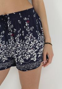 Born2be - Granatowe Bawełniane Szorty z Gumką w Pasie i Wsuwanymi Kieszonkami Vozania. Kolor: niebieski. Materiał: bawełna. Styl: wakacyjny