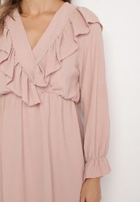 Born2be - Różowa Rozkloszowana Sukienka o Kopertowym Kroju z Falbankami Celonara. Okazja: na imprezę. Typ kołnierza: kołnierz z falbankami. Kolor: różowy. Typ sukienki: kopertowe. Styl: elegancki #3