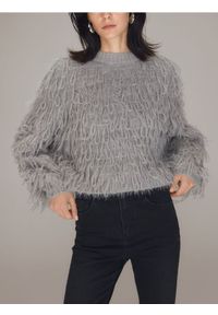Reserved - Sweter z frędzlami - jasnoszary. Kolor: szary. Materiał: dzianina