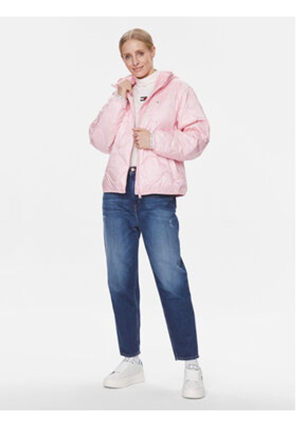 Tommy Jeans Kurtka przejściowa DW0DW17242 Różowy Regular Fit. Kolor: różowy. Materiał: syntetyk