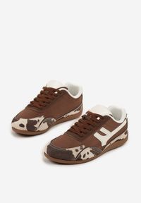 Born2be - Brązowe Sneakersy w Łaty Ozdobione Geometrycznym Wzorem Arulia. Okazja: na co dzień, na spacer. Kolor: brązowy. Materiał: jeans. Wzór: aplikacja, geometria. Sport: turystyka piesza