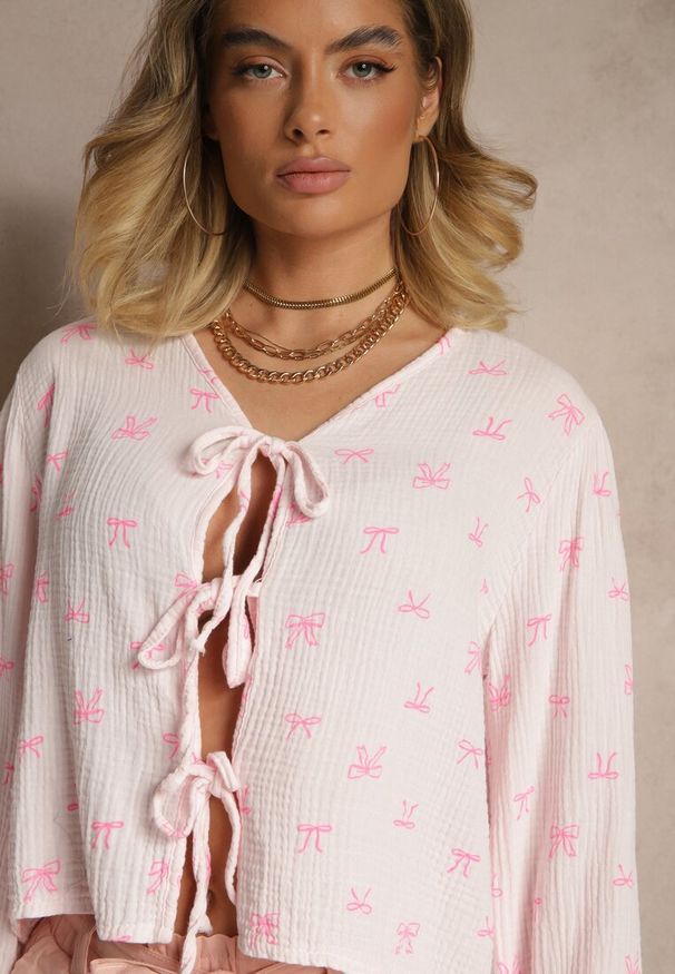 Renee - Różowa Bawełniana Bluzka Koszulowa z Długim Rękawem Wiązana z Przodu Liosame. Okazja: na co dzień, na spotkanie biznesowe. Typ kołnierza: dekolt w kształcie V. Kolor: różowy. Materiał: bawełna. Długość rękawa: długi rękaw. Długość: długie. Styl: klasyczny, casual, biznesowy, elegancki