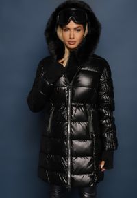 Renee - Czarna Kurtka Pikowana z Futrzanym Kapturem Cohine. Kolor: czarny. Materiał: futro. Wzór: aplikacja. Sezon: zima #4