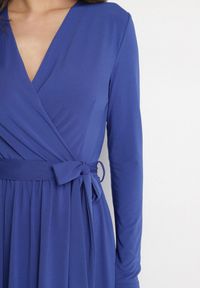 Born2be - Niebieska Sukienka Kopertowa z Wiskozą Wiązana w Talii Drestalia. Okazja: na co dzień. Typ kołnierza: dekolt w kształcie V. Kolor: niebieski. Materiał: wiskoza. Długość rękawa: długi rękaw. Typ sukienki: kopertowe. Styl: casual, klasyczny #3