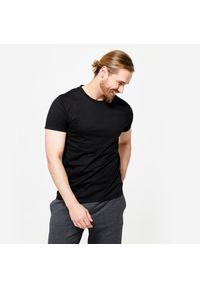 DOMYOS - Koszulka z krótkim rękawem męska Domyos Gym & Pilates 100 Sportee. Kolor: czarny. Materiał: tkanina, elastan, prążkowany, bawełna, materiał, poliester. Długość rękawa: krótki rękaw. Długość: krótkie. Sport: joga i pilates