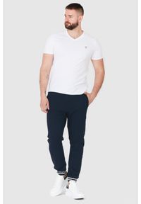 Guess - GUESS Granatowe męskie spodnie dresowe. Kolor: niebieski. Materiał: bawełna. Wzór: aplikacja #5