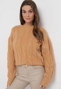 Born2be - Brązowy Sweter w Warkoczykowy Splot Biggesa. Kolor: brązowy. Długość rękawa: długi rękaw. Długość: długie. Wzór: ze splotem. Styl: klasyczny #1