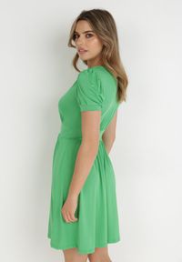 Born2be - Zielona Sukienka Coryle. Okazja: na wesele, na ślub cywilny. Kolor: zielony. Materiał: dzianina, wiskoza. Długość rękawa: krótki rękaw. Wzór: gładki. Typ sukienki: kopertowe. Długość: mini #4