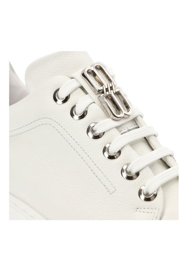 Białe Sneakersy Karino Modne Obuwie Damskie. Okazja: na co dzień. Zapięcie: zamek. Kolor: biały. Materiał: skóra. Styl: casual, elegancki, klasyczny