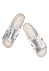 Srebrne Klapki Armodo Wygodne Obuwie Damskie. Okazja: na co dzień. Kolor: srebrny. Materiał: skóra. Styl: wizytowy, casual, glamour #6