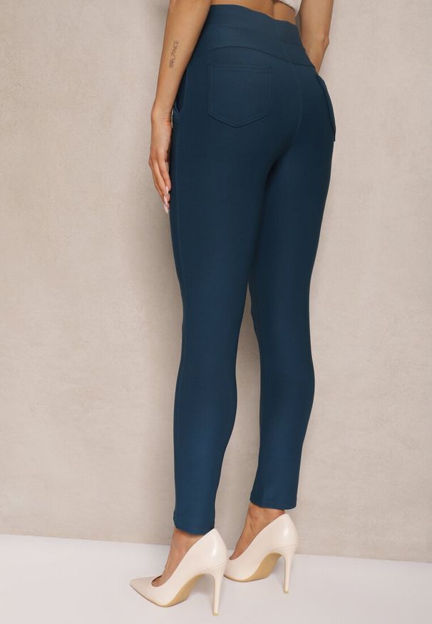 Renee - Granatowe Spodnie o Fasonie Skinny z Gumką w Pasie i Kieszeniami Rizena. Okazja: na co dzień. Kolor: niebieski. Styl: elegancki, casual