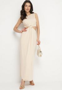 Born2be - Jasnobeżowa Sukienka z Wiskozą Ozdobiona Wycięciami i Metalową Aplikacją Odivaria. Kolor: beżowy. Materiał: wiskoza. Wzór: aplikacja. Styl: klasyczny #1