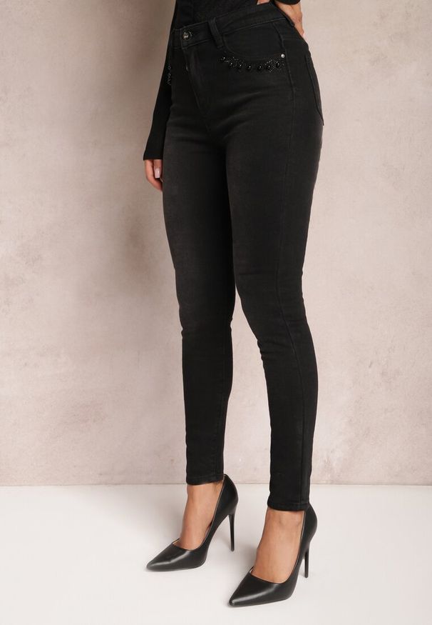 Renee - Czarne Jeansy o Fasonie Skinny z Cyrkoniami Przy Kieszeniach Aklesse. Kolor: czarny