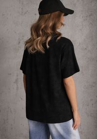 Renee - Czarny Oversizowy T-shirt z Bawełny Zdobiony Haftem z Cekinami Marivia. Okazja: na co dzień. Kolor: czarny. Materiał: bawełna. Wzór: haft, aplikacja. Styl: casual, elegancki #6