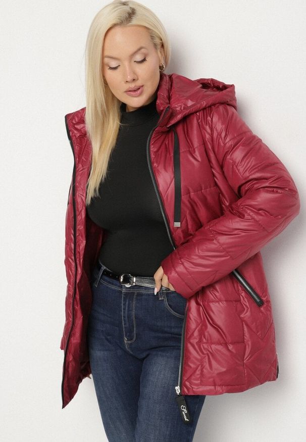 Born2be - Fuksjowa Pikowana Kurtka Ozdobiona Pikowaniem z Odpinanym Kapturem Falerosa. Okazja: na co dzień, na spacer. Kolekcja: plus size. Kolor: różowy. Materiał: jeans. Wzór: aplikacja. Styl: casual