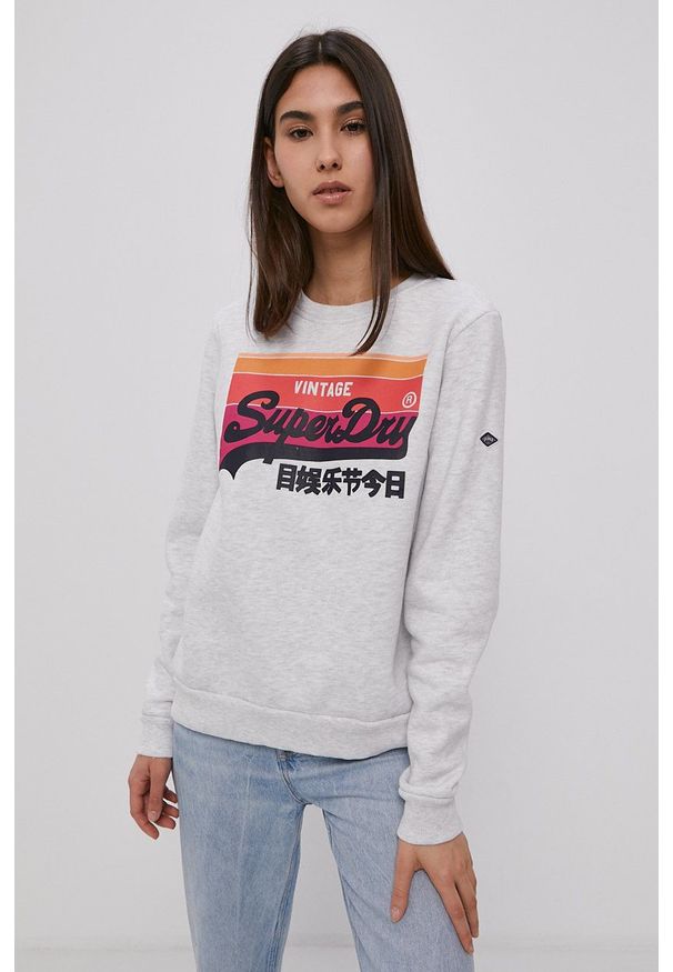 Superdry - Bluza. Okazja: na co dzień. Kolor: szary. Materiał: dzianina. Długość rękawa: długi rękaw. Długość: długie. Wzór: nadruk. Styl: casual