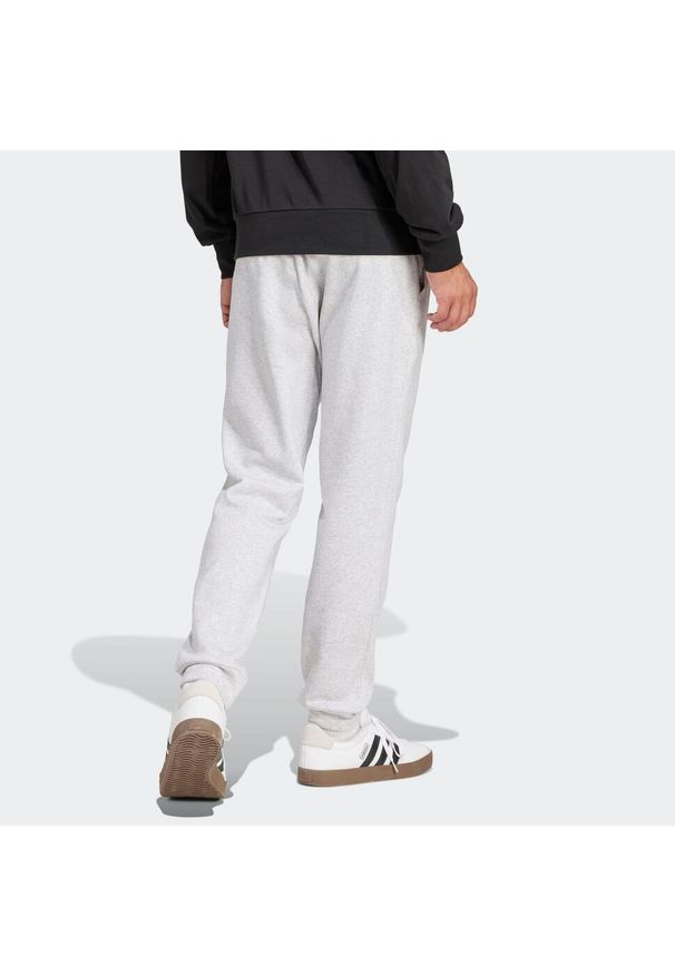 Adidas - Spodnie dresowe męskie ADIDAS Essentials Feelcozy. Kolor: szary. Materiał: dresówka. Sport: joga i pilates