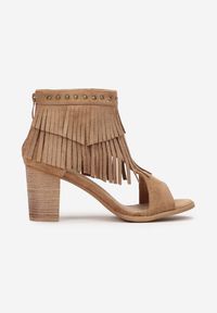 Renee - Brązowe Sandały za Kostkę z Frędzlami i Ćwiekami Inayat. Zapięcie: zamek. Kolor: brązowy. Obcas: na obcasie. Wysokość obcasa: średni #4