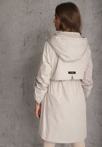 Renee - Beżowa Kurtka Przejściowa Typu Parka z Odpinanym Kapturem Ozdobiona Sznurkami Fallaiah. Okazja: na co dzień. Kolor: beżowy. Materiał: skóra. Wzór: aplikacja. Styl: casual #6