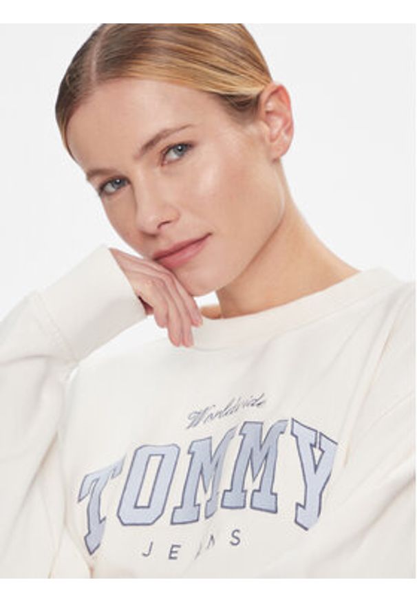 Tommy Jeans Bluza Tjw Rlx Varsity Luxe Crew DW0DW17339 Biały Regular Fit. Kolor: biały. Materiał: bawełna