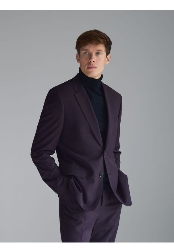 Reserved - Marynarka slim fit z domieszką wiskozy - mahoniowy. Kolor: brązowy. Materiał: wiskoza. Wzór: gładki