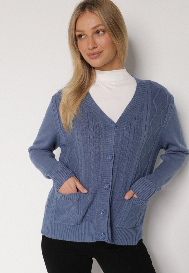 Born2be - Niebieski Kardigan z Bawełną Zdobiony Warkoczowym Splotem i Kieszeniami Mevesava. Okazja: na co dzień. Typ kołnierza: dekolt w serek. Kolor: niebieski. Materiał: bawełna. Wzór: aplikacja, ze splotem. Sezon: zima, jesień. Styl: klasyczny, casual