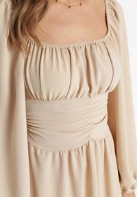 Born2be - Jasnobeżowa Sukienka Auxede. Typ kołnierza: dekolt kwadratowy. Kolor: beżowy. Materiał: tkanina. Długość rękawa: długi rękaw. Wzór: gładki #6