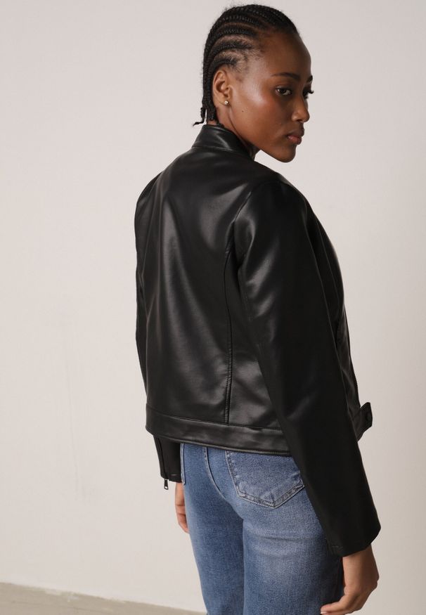 Born2be - Czarna Klasyczna Kurtka Ramoneska o Dopasowanym Kroju ze Stójką Leamariel. Okazja: na co dzień. Typ kołnierza: kołnierzyk stójkowy. Kolor: czarny. Materiał: poliester, skóra, jeans. Styl: klasyczny