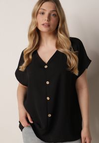 Born2be - Czarna Bluzka z Bawełną o Nietoperzowym Kroju z Guzikami Mistwin. Okazja: do pracy, na co dzień. Kolor: czarny. Materiał: bawełna. Styl: klasyczny, casual #8