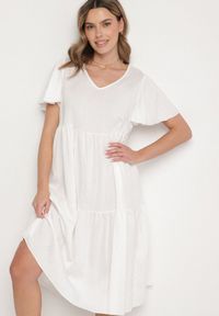 Born2be - Biała Wiskozowa Sukienka Rozkloszowana z Dekoltem V Natilenia. Okazja: na co dzień. Kolor: biały. Materiał: wiskoza. Styl: klasyczny, elegancki, casual #6